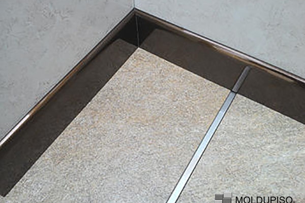Moldura de aluminio cobalto brillante con listelo de aluminio en piso beige con moldura de aluminio