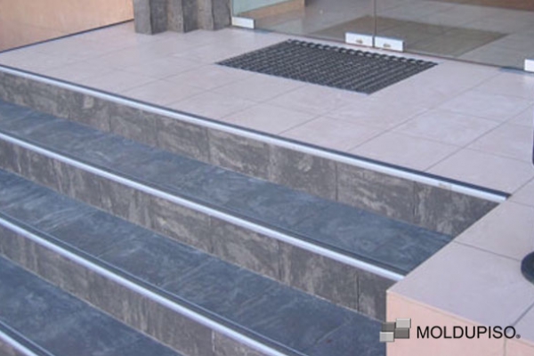 Cinta Antiderrapante negra y tira esquinera de aluminio estándar en escaleras exteriores de centro comercial