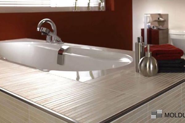 Tira esquinera de Aluminio cuadrada en baño beige con bañera elegante y moderna, Moldura de Aluminio