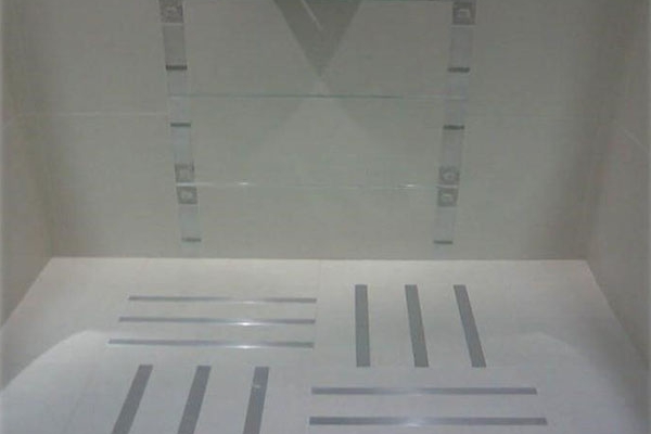 Listelo de aluminio de 8mm y 30mm en pared y suelo de baño color blanco con molduras de aluminio