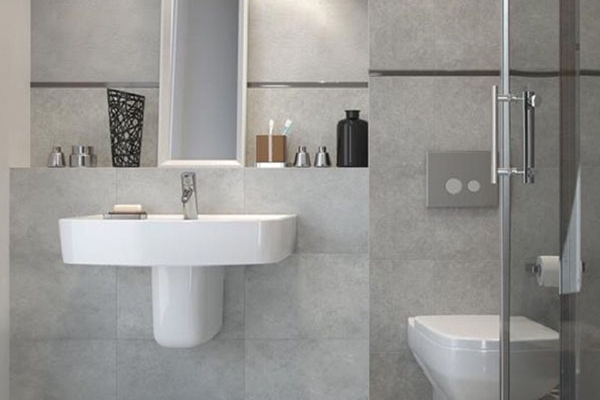 Listelo de aluminio en baño minimalista, moderno y elegante color gris claro con moldura de aluminio