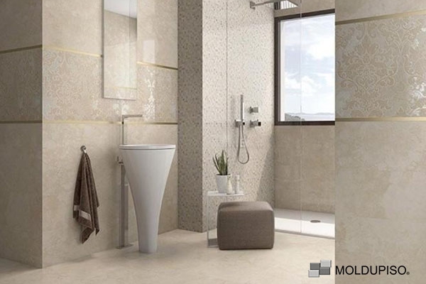 Listelo de aluminio dorado en baño minimalista, moderno y elegante color beige con regadera y mucha iluminación con moldura de aluminio