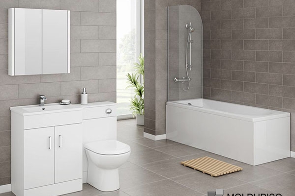 Zoclo de aluminio blanco  en baño modenro y elegante con paredes color gris y muebles color blanco con bañera y regadera con moldura de aluminio